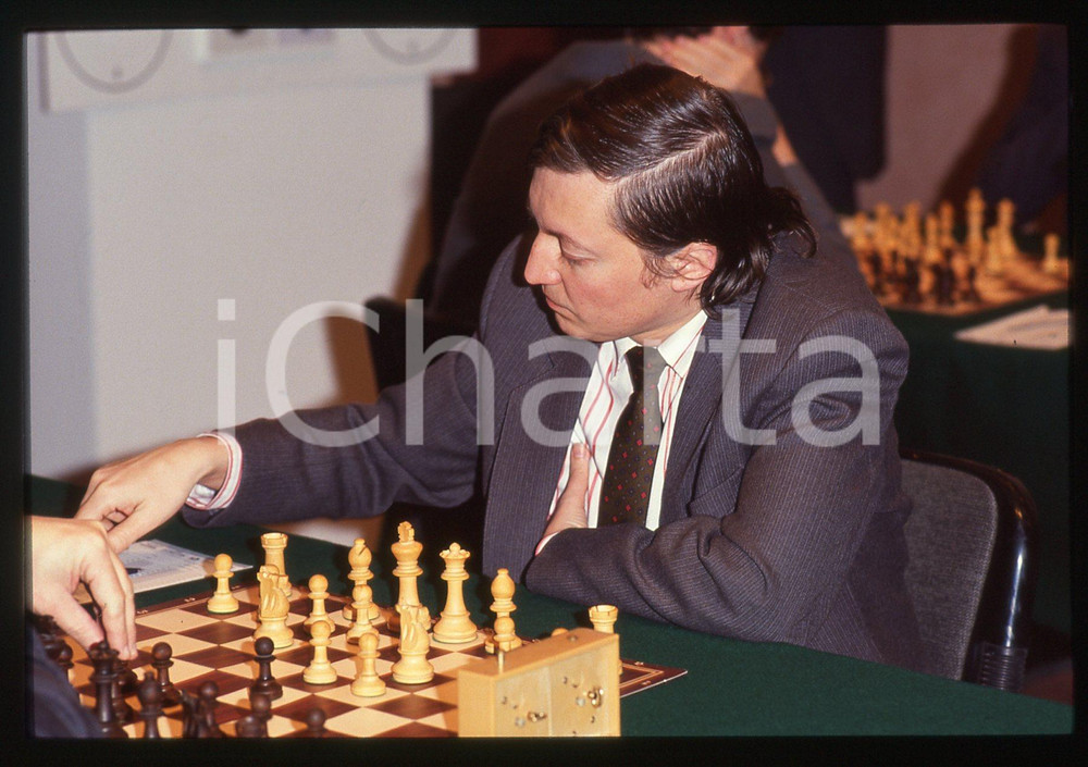 35mm vintage slide* 1985ca MILANO SCACCHI Anatolij Karpov - Ritratto (5)  Diapositiva d'epoca, in formato 35 mm.  CONDIZIONI: GOOD Tutti i diritti riservati.E' severamente vietata la riproduzione. ICharta mette in vendita, sul negozio eBay e in esclusiva sul sito "icharta" il proprio archivio composto da numerose diapositive e negativi fotografici d'epoca, tutti originali e autentici, che attraversano la storia del costume italiano tra gli la fine degli anni Sessanta e Novanta.Si tratta di uno sguardo inedito sull'attualit&agrave;, la politica, la vita quotidiana, il gossip e la cultura, che fotografa il cambiamento della nazione in quest'ultimo scorcio del XX secolo. Un'occasione unica per il mercato del collezionismo, che vede finalmente disponibile un archivio eccezionale per vastit&agrave;, tematiche e condizioni, in un settore (il negativo fotografico e la diapositiva) di assoluta novit&agrave; e dalle interessanti prospettive di investimento.New layer...  originale e autentica 1