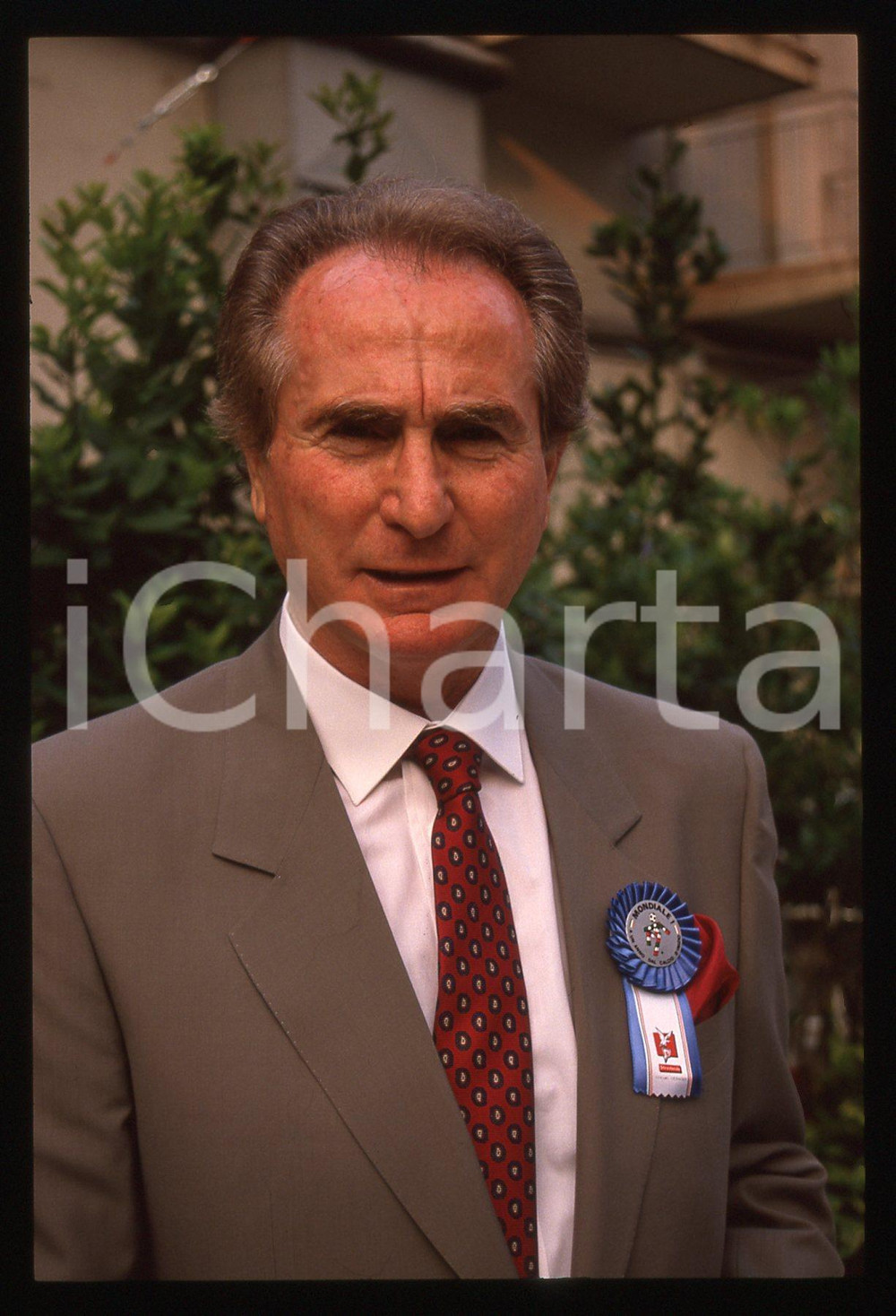 35mm vintage slide* 1989 ITALIA CALCIO Azeglio VICINI Ritratto dell'allenatore 8 Diapositiva d'epoca, in formato 35 mm.CONDIZIONI: GOODTutti i diritti riservati.E' severamente vietata la riproduzione. ICharta mette in vendita, sul negozio eBay e in esclusiva sul sito "icharta" il proprio archivio composto da numerose diapositive e negativi fotografici d'epoca, tutti originali e autentici, che attraversano la storia del costume italiano tra gli la fine degli anni Sessanta e Novanta.Si tratta di uno sguardo inedito sull'attualit&agrave;, la politica, la vita quotidiana, il gossip e la cultura, che fotografa il cambiamento della nazione in quest'ultimo scorcio del XX secolo. Un'occasione unica per il mercato del collezionismo, che vede finalmente disponibile un archivio eccezionale per vastit&agrave;, tematiche e condizioni, in un settore (il negativo fotografico e la diapositiva) di assoluta novit&agrave; e dalle interessanti prospettive di investimento.  originale e autentica 1