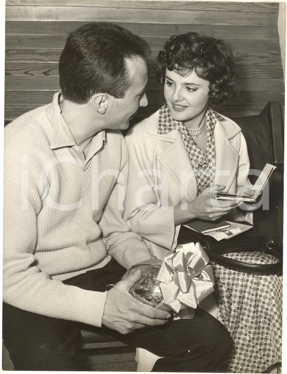 1957 ROMA Marco VICARIO saluta la moglie Rossana PODESTA' in partenza - Foto Fotografia d'epoca con didascalia coeva al verso.  CONDIZIONI: G (ma piegatura centrale)FORMATO:  18x24 cm    originale e autentica 1