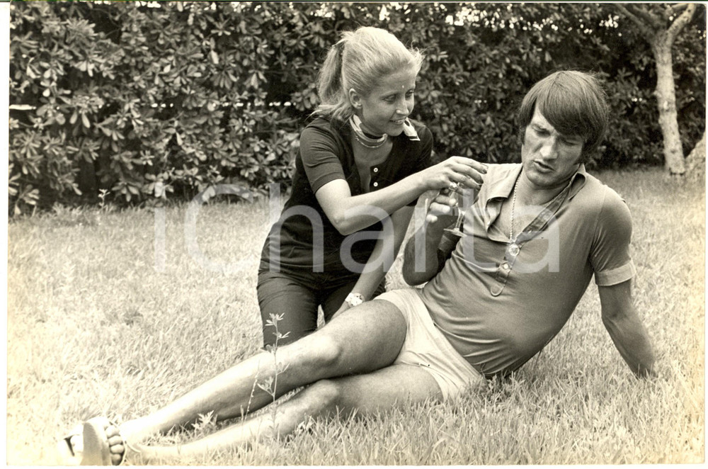 1970 ca COSTUME ITALIA Enrico ALBERTOSI in giardino con la moglie (4) Foto 30x20