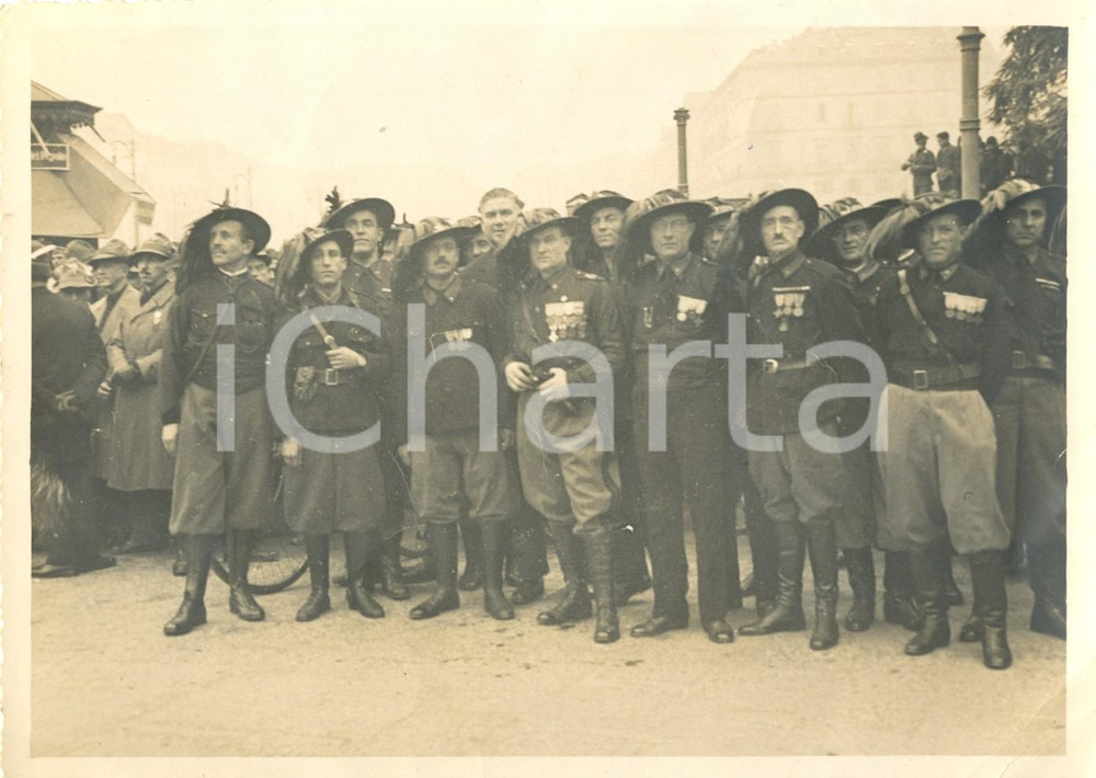 Fotografia d epoca originale 1940 ca TORINO Piazza San Carlo  Raduno BERSAGLIERI della fanfara Foto 1