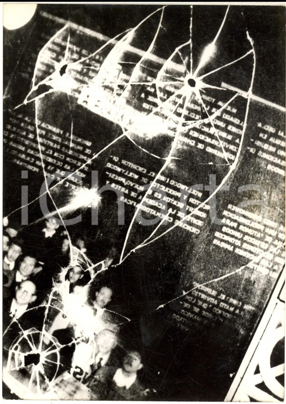 1955 ca BUENOS AIRES Vetrine di "La Prensa" rotte dai manifestanti in lotta