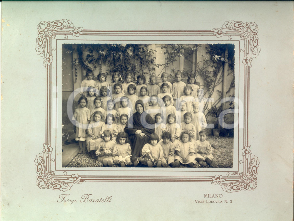 Fotografia d epoca originale 1920 ca MILANO Alunne scuola elementare con la suora insegnante Foto BARATELLI 1