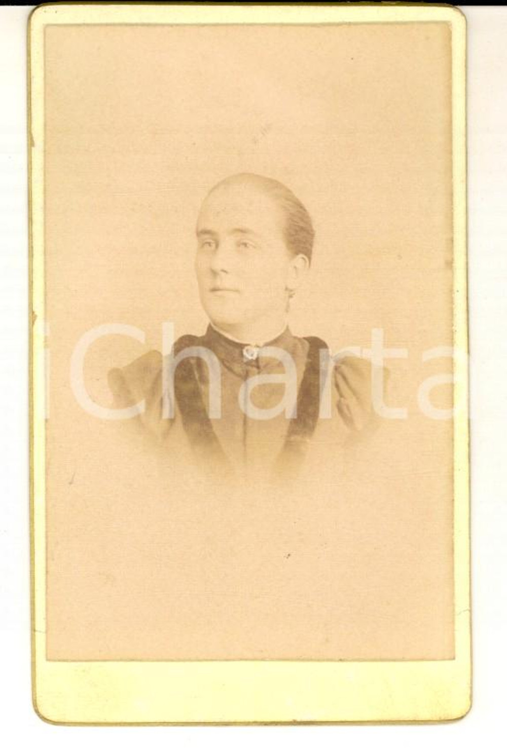 Fotografia d epoca originale 1890 ca L AIGLE F Ritratto di donna in abito decorato Foto PASQUIS CDV 1