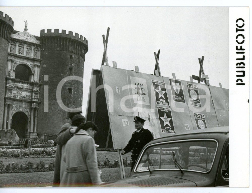 1958 NAPOLI MASCHIO ANGIOINO Tabelloni elettorali MSI "Siamo venduti all'Italia" Fotografia d'epoca con didascalia coeva.  CONDIZIONI: G FORMATO: 18x13 cm     originale e autentica 1