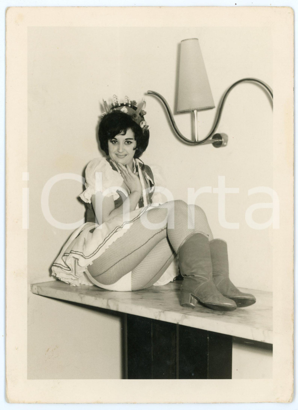 1955 ca ITALIA Ritratto di ballerina in stivali e calze a rete - Foto 13x18 Fotografia originale d'epoca.CONDIZIONI: G (minime piegature angolari)FORMATO: 13x18 cm    originale e autentica 1