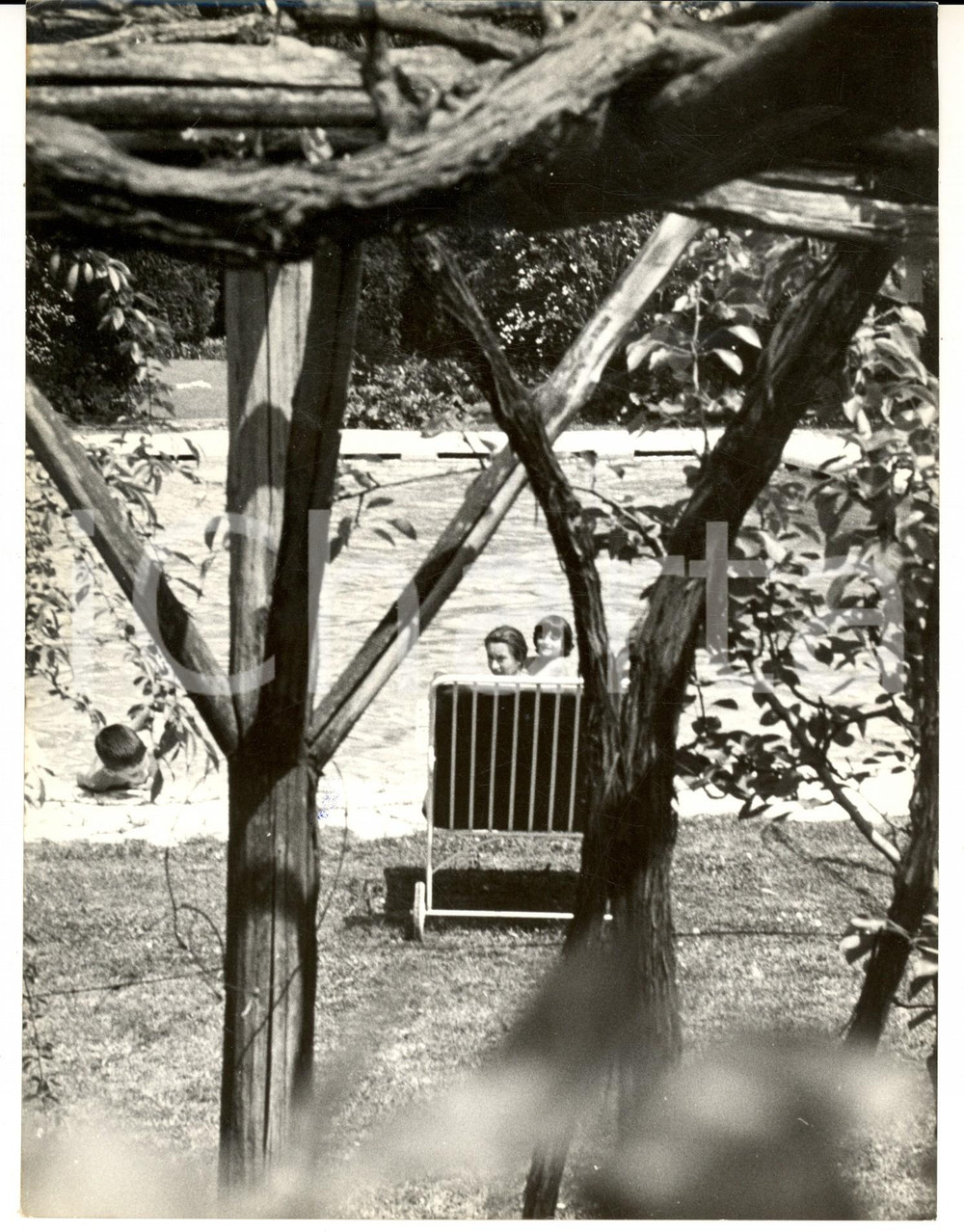 Fotografia d epoca originale 1961 ARGENTARIO Villa Liz TAYLOR  Liza TODD in piscina con la governante JosÃ© 1
