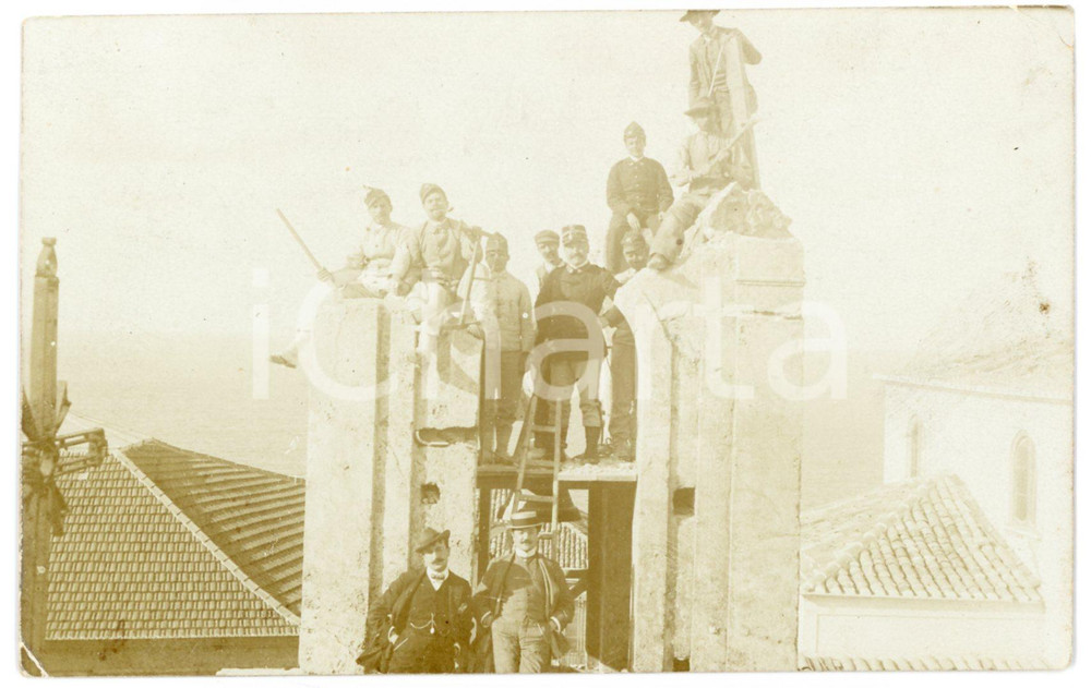 1915 ca WW1 ITALIA Ufficiali in cima a un campanile distrutto - Foto RARA 14x9 Rara fotografia originale d'epoca, in formato cartolina postale, curiosa per la posa in cui sono ritratti i soggetti.CONDIZIONI: G (piccole piegature angolari)FORMATO: 14x9 cm    originale e autentica 1