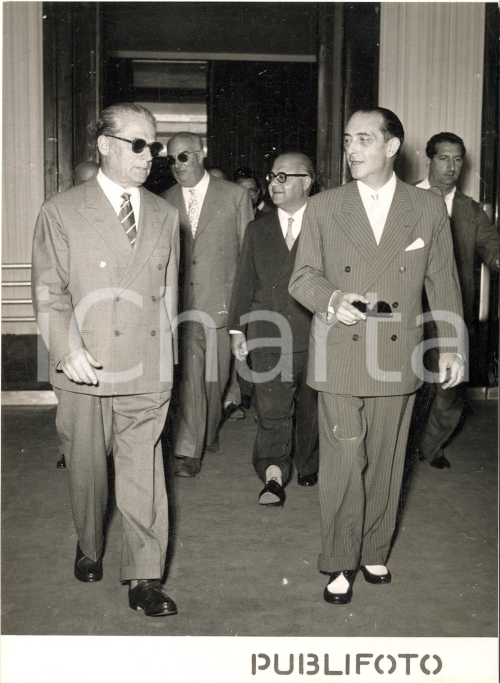 1955 ROMA Stazione TERMINI - Fernando TAMBRONI accoglie Giovanni GRONCHI *Foto  Fotografia d'epoca con didascalia coeva al verso, scattata al rientro di Giovanni Gronchi dalle vacanze a Zermatt.   CONDIZIONI: GFORMATO: 13x18 cm     originale e autentica 1