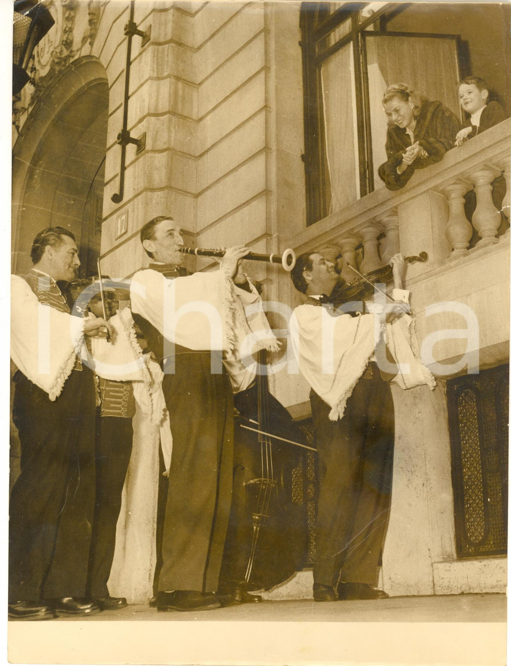 1956 PARIS Hotel Raphael - Toki HORVATH playing gipsy tunes for Ingrid BERGMAN