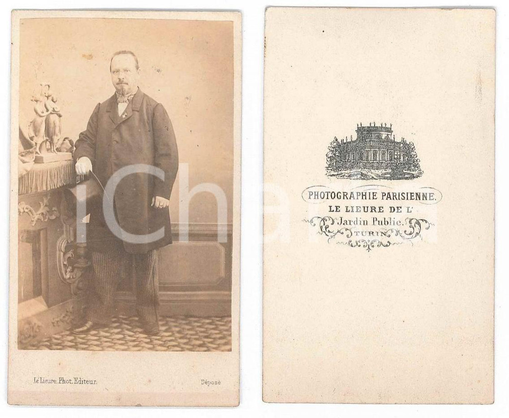 Fotografia d epoca originale 1870 ca TORINO Uomo con cilindro e statuetta Tre Grazie  Foto LE LIEURE 1
