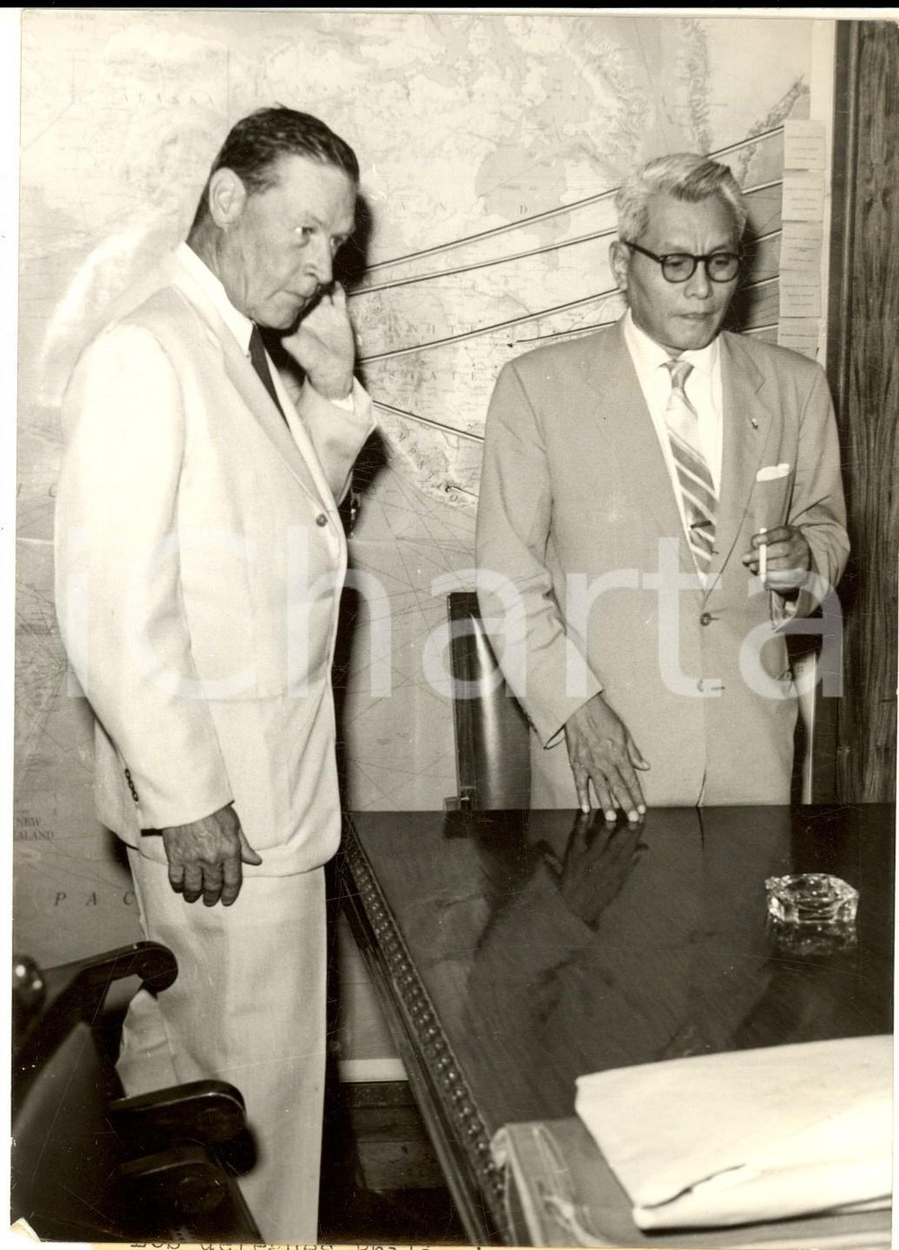 Fotografia d epoca originale 1959 WASHINGTON Incontro Felixberto SERRANO e Charles BOHLEN per basi Filippine 1