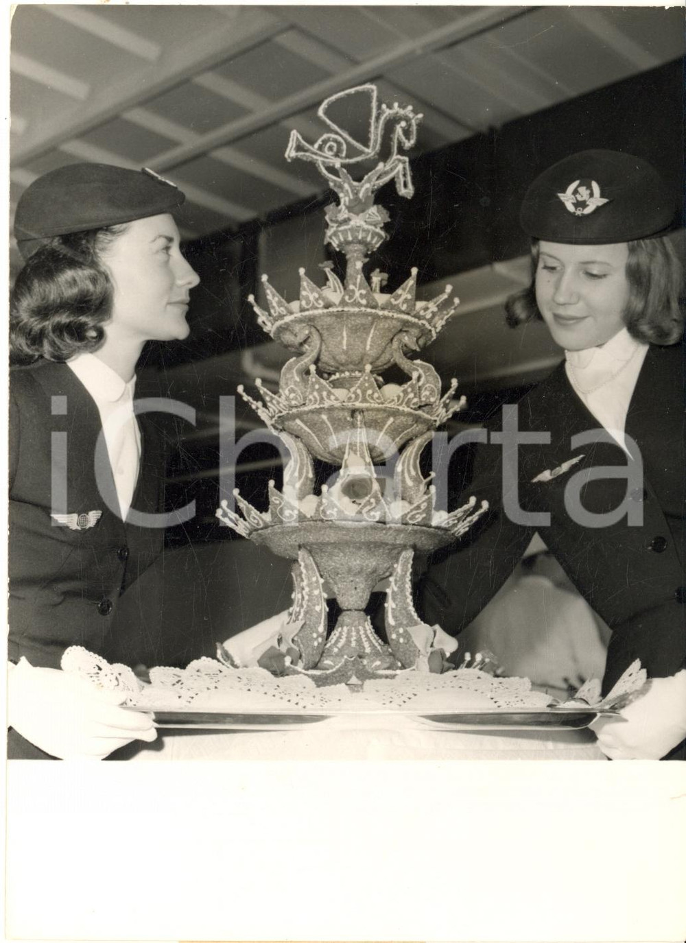 1961 PARIS ORLY Hôtesse de l'air devant un gâteau des pâtissiers AIR FRANCE