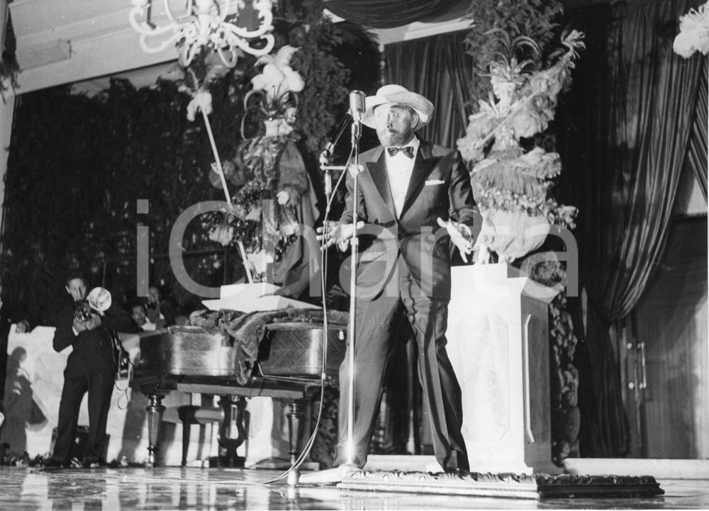 Agosto 1955 MONTECARLO Sporting d'Eté - Kirk DOUGLAS sul palco - Foto RARA 24x18 1955Fotografia vintage rara d'epoca.Timbro archivio Publifoto Genova al verso.FORMATO: 24x18 cm CONDIZIONI: G (lievi increspature marginali)ICHARTA mette in vendita le stampe vintage della collezione Publifoto Genova, per la maggior parte inedita o in tiratura di pochi esemplari. Si tratta di un'ottima opportunit&agrave; di investimento per i collezionisti di fotografie d'epoca.    originale e autentica 1