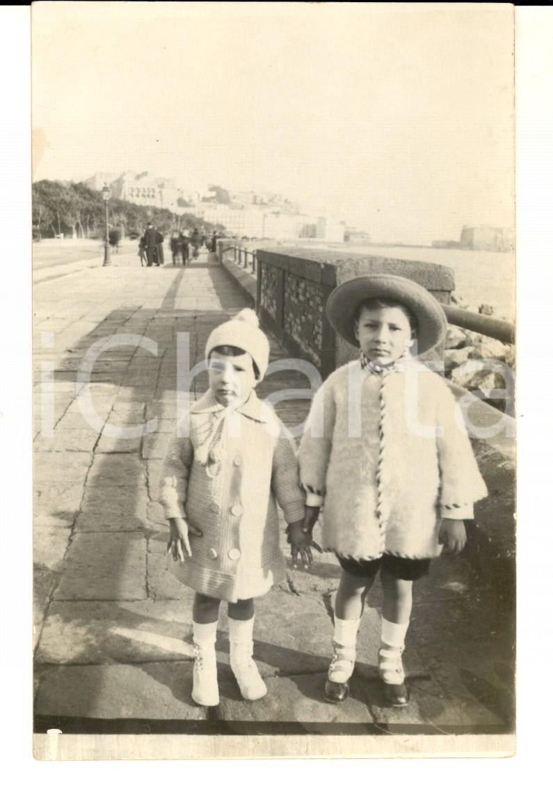 Fotografia d epoca originale 1930 ca NAPOLI Fratellinio in inverno sul lungomare Foto cartolina VINTAGE 1