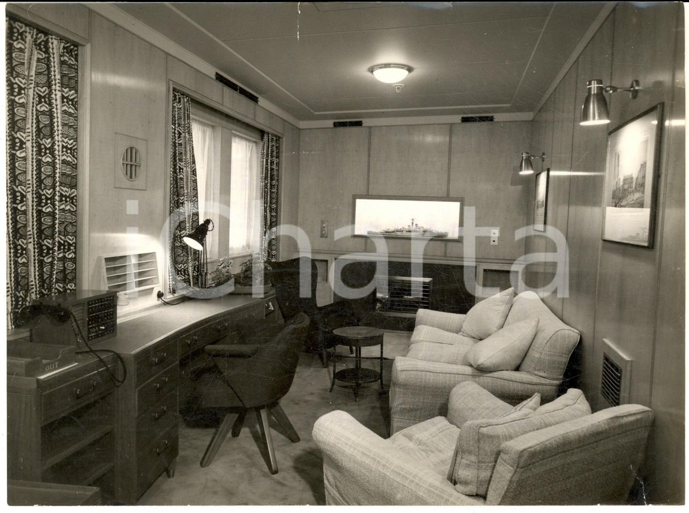 1954 ROYAL YACHT BRITANNIA - A view of the interior *Photo 20x15 cm Fotografia d'epoca con didascalia coeva al verso. CONDIZIONI: FAIR (minimo taglio marginale e lieve sovraimpressione) FORMATO: 20x15 cm    originale e autentica 1