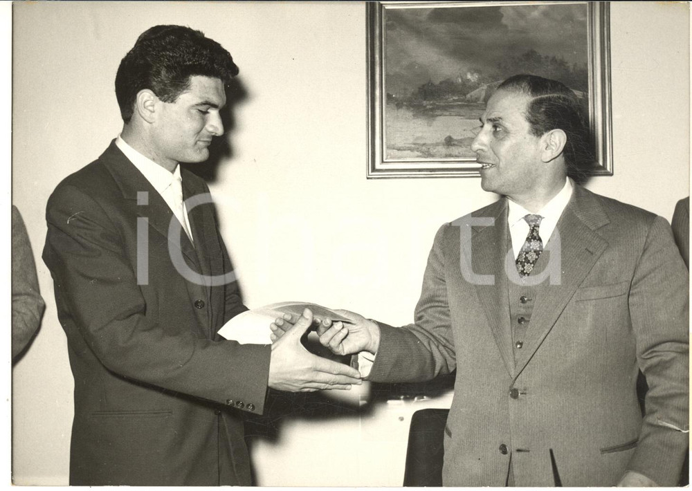1959 ROMA Sergio MANICCIA riceve 1° premio LOTTERIA DI AGNANO *Foto 18x13 cm