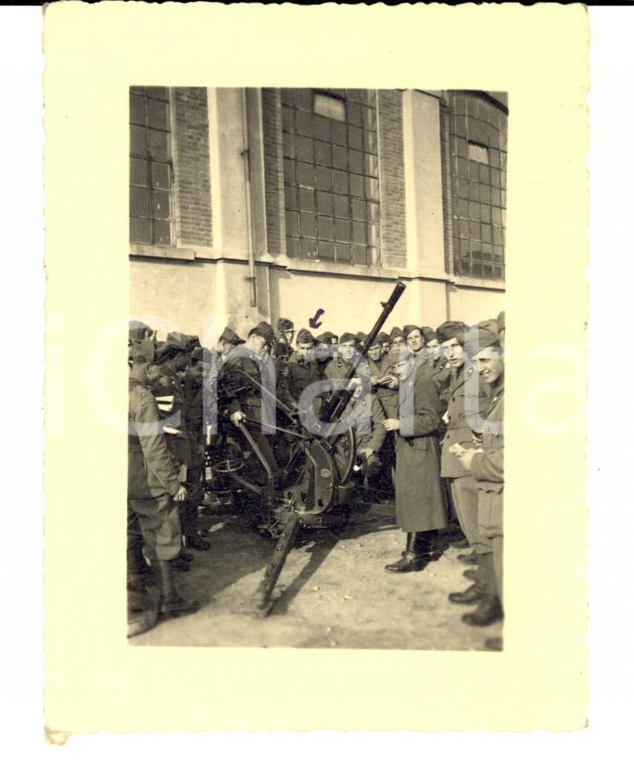 Fotografia d epoca originale 1943 WW2 CASALE MONFERRATO AL Militari osservano mitragliatrice Foto 9x10 1
