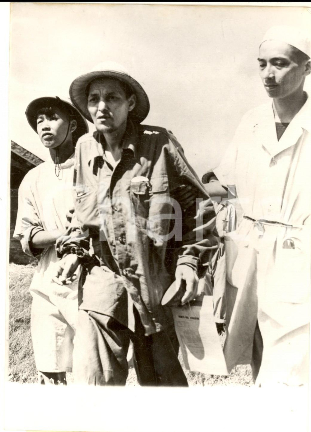 1954 GUERRA DEL VIETNAM VIETRI Scambio di prigionieri feriti - Foto 13x18 cm Fotografia d'epoca, con didascalia coeva. CONDIZIONI: G (ma sovraimpressione circolare)FORMATO: 13x18 cm    originale e autentica 1