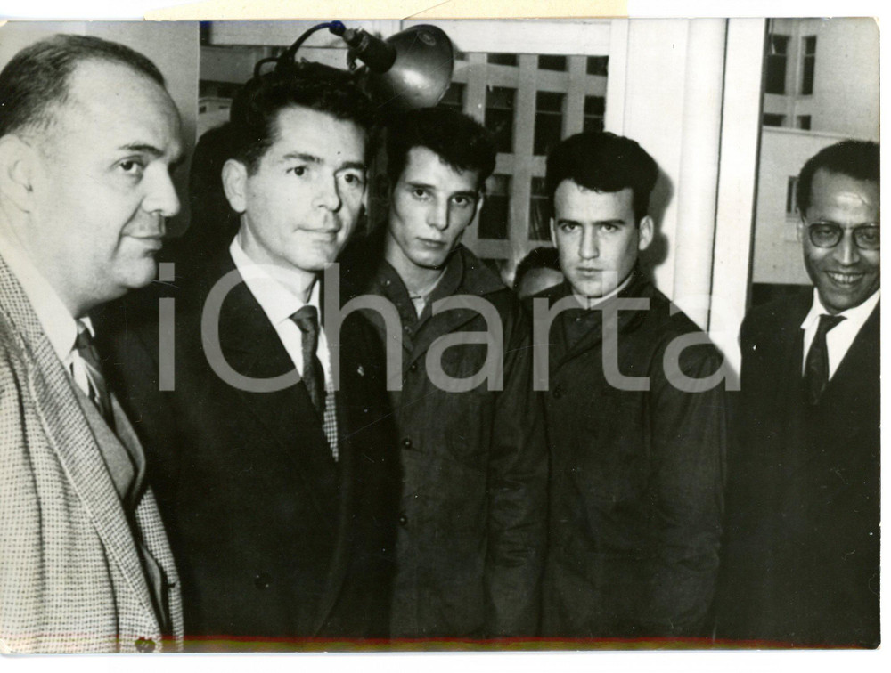 1959 GPRA Liberazione dei prigionieri Henri GARAT e Marcel BRAUN *Foto 18x13 cm Fotografia d'epoca con didascalia coeva al verso. CONDIZIONI: FAIR (bassa qualit&agrave; di stampa)FORMATO: 18x13 cm     originale e autentica 1
