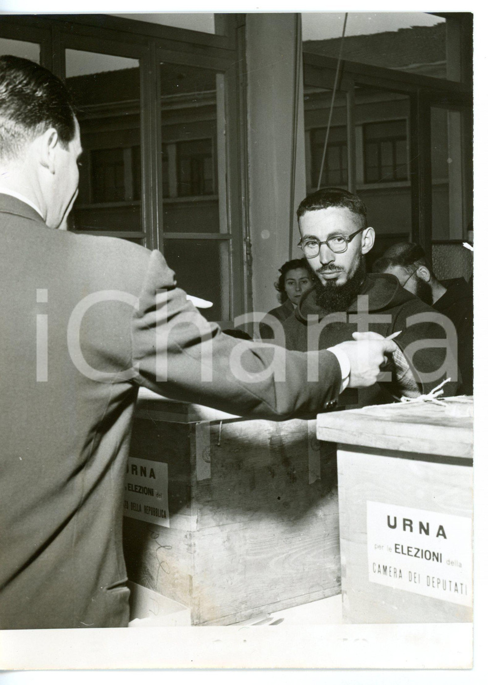 1953 MILANO - ELEZIONI POLITICHE Un frate alle urne elettorali *Foto 13x18 cm