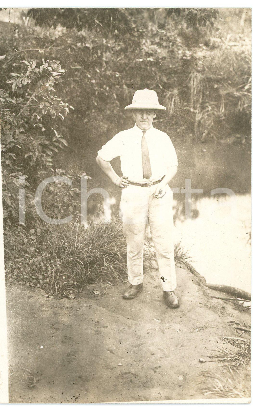 1930 ca CONGO BELGE - Portrait d'un colon (2) Photo 9x14 cm Fotografia d'epoca, in formato cartolina postale. FAIR/discreto difetti di stampa Formato: 9x14 cm originale e autentica 1