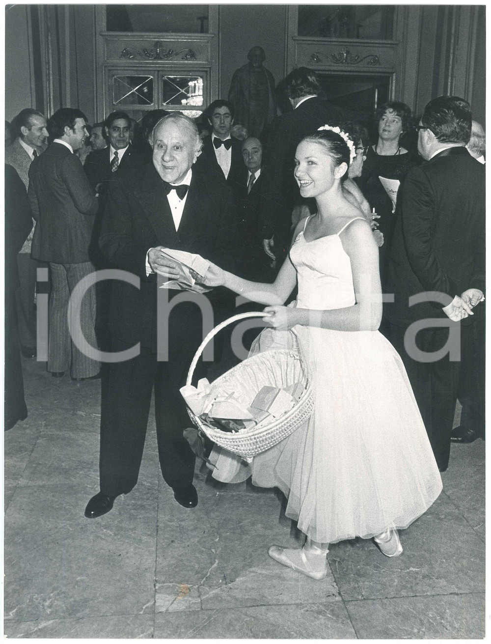 Fotografia d epoca originale 1977 MILANO Teatro alla Scala  Ballerina con omaggi alla Prima Foto 23x31 cm 1