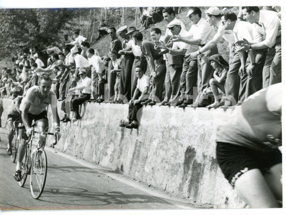 1953 GIRO D'ITALIA CICLISMO Hugo KOBLET acclamato dalla folla *Foto 18x13 cm