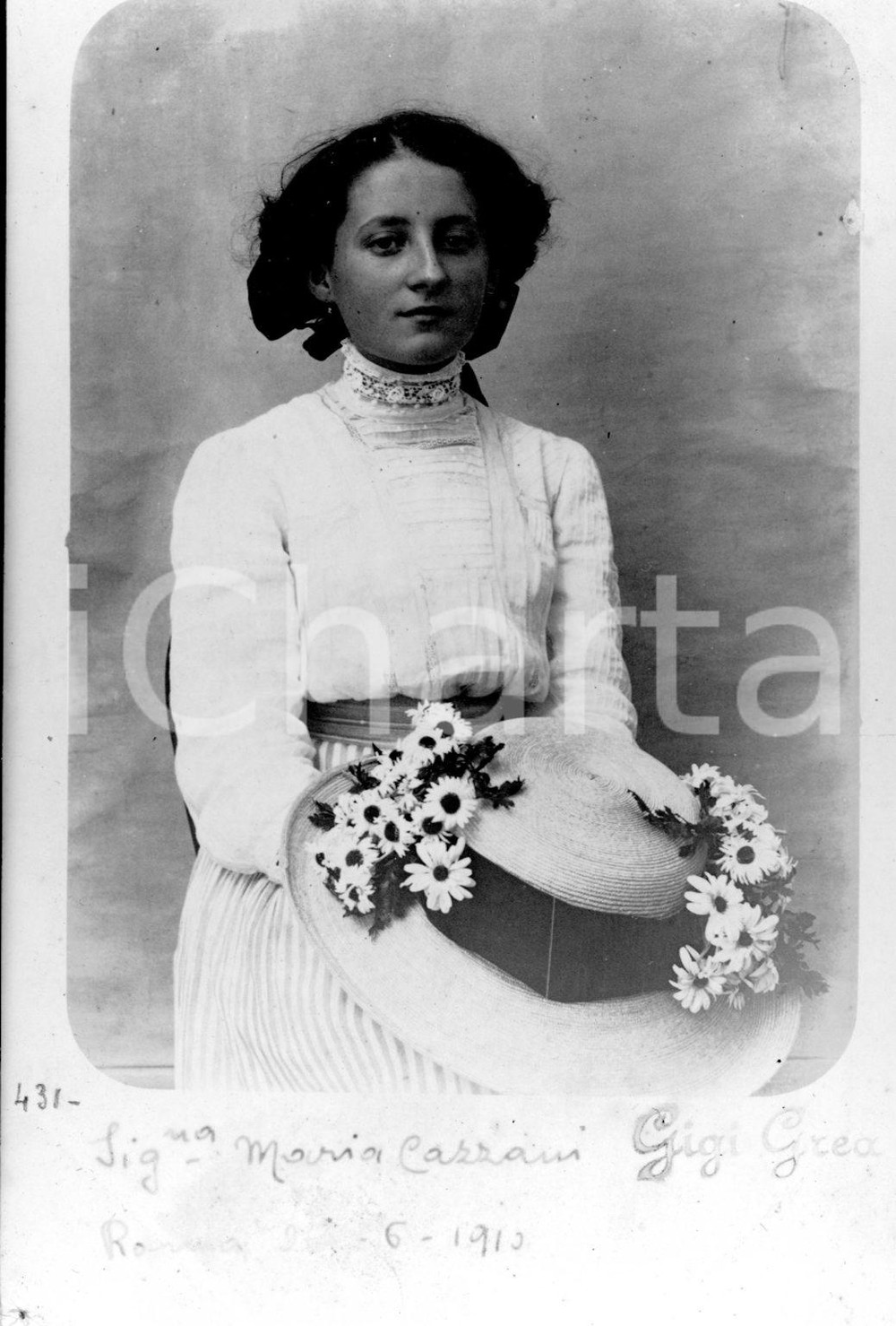 1910 ROMA Ritratto della signorina MARIA CAZZANI *Foto cartolina NV  Non viaggiataCONDIZIONI: FAIR (lieve erosione al margine superiore non percepibile dalla scansione e lievi bruniture) NOTA BENE: TUTTI I DIRITTI RISERVATI;E' VIETATA LA RIPRODUZIONE  originale e autentica 1