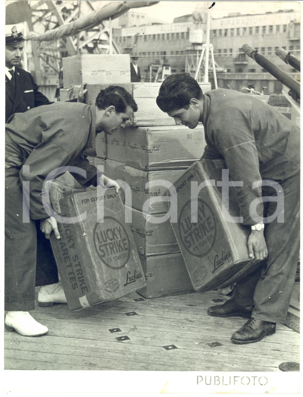 1955 ca PORTO DI GENOVA Carico sigarette LUCKY STRIKE su nave mercantile *Foto