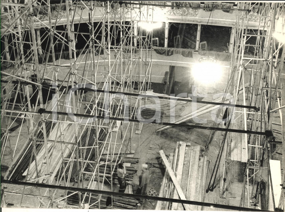 1969 MILANO Teatro alla Scala - Lavori di restauro al soffitto - Foto 24x16 cm Fotografia d'epoca con didascalia coeva.  CONDIZIONI: FAIR (lievi piegature)FORMATO: 24x16 cm     originale e autentica 1
