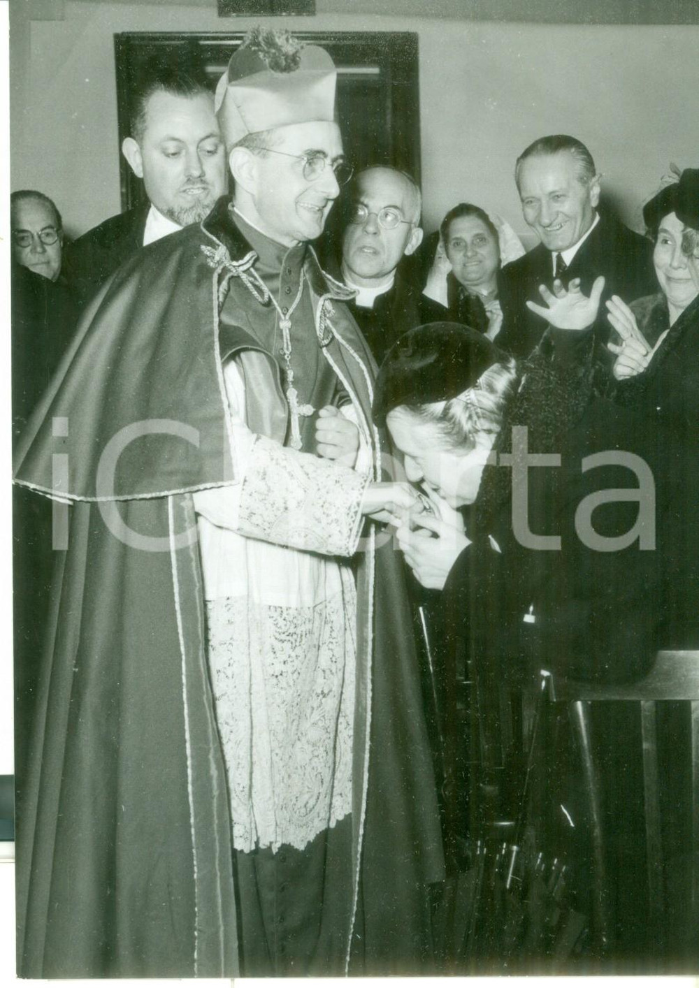 1955 MILANO SANT'AMBROGIO Giovanni MONTINI celebra la prima messa da arcivescovo