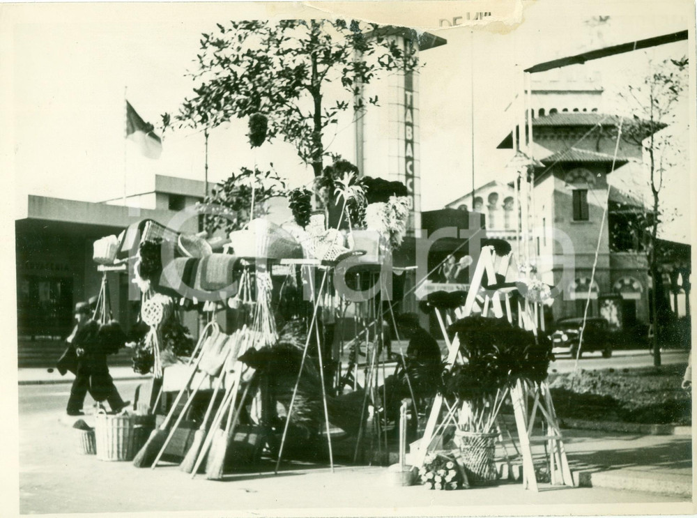 Fotografia d epoca originale 1935 MILANO FIERA CAMPIONARIA Stand del venditore di scope e zerbini Fotografia 1