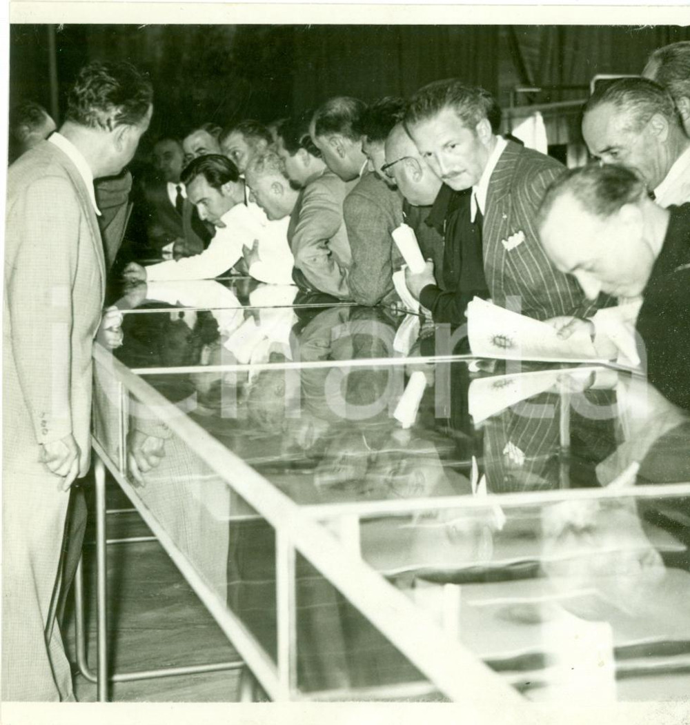 Fotografia d epoca originale 1939 MILANO MOSTRA LEONARDESCA Pubblico visita l esposizione Fotografia 1