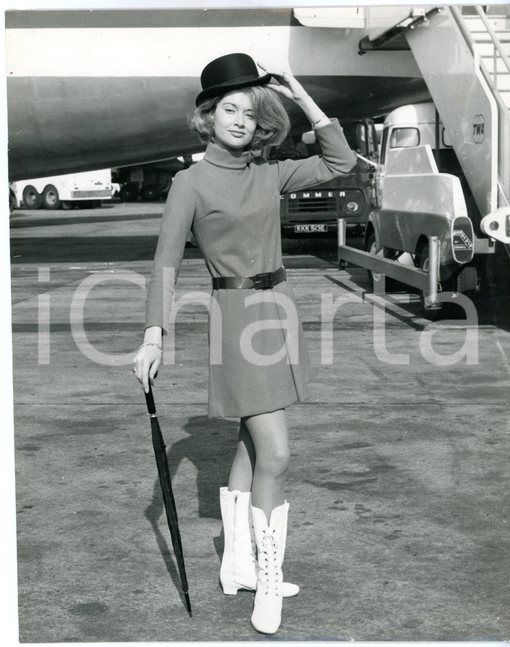 1968 TWA Miss LONDON Airport Carol MARSHALL with umbrella and bowler hat *Foto 
