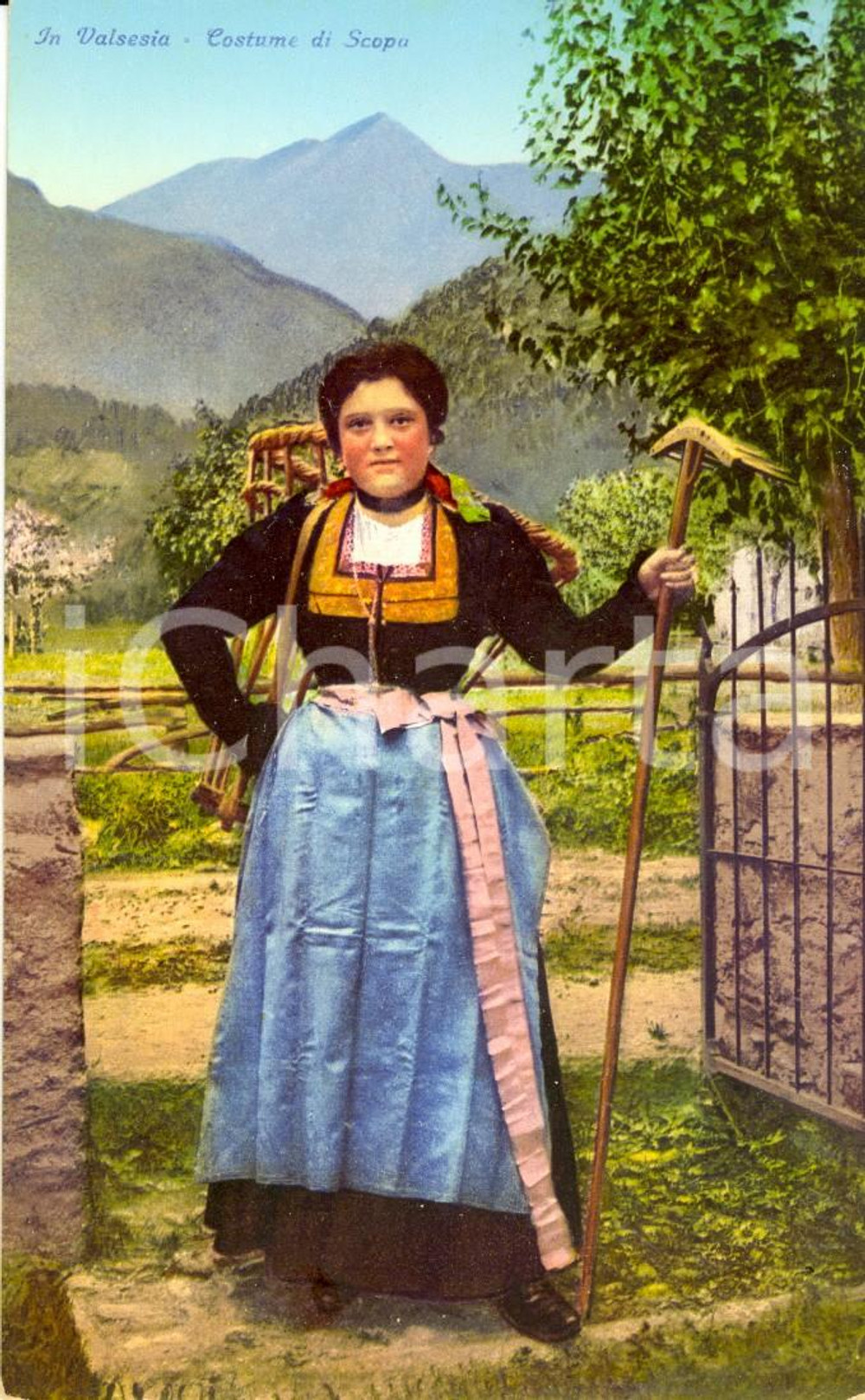 Cartolina originale da collezione 1915 ca SCOPA (VC) VALSESIA Giovane in abito tradizionale *Cartolina COSTUMI NV 1