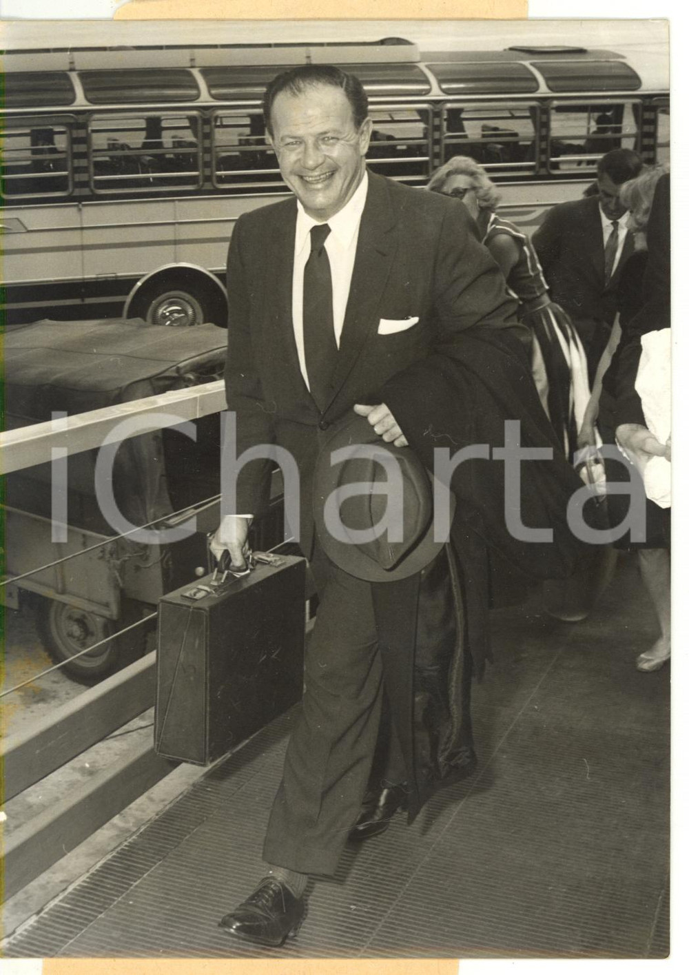 1961 ROMA - CINEMA Arrivo di Joseph L. MANKIEWICZ per riprese film "Cleopatra" Fotografia d'epoca, con didascalia coeva al verso. CONDIZIONI: GFORMATO: 13x18 cm    originale e autentica 1