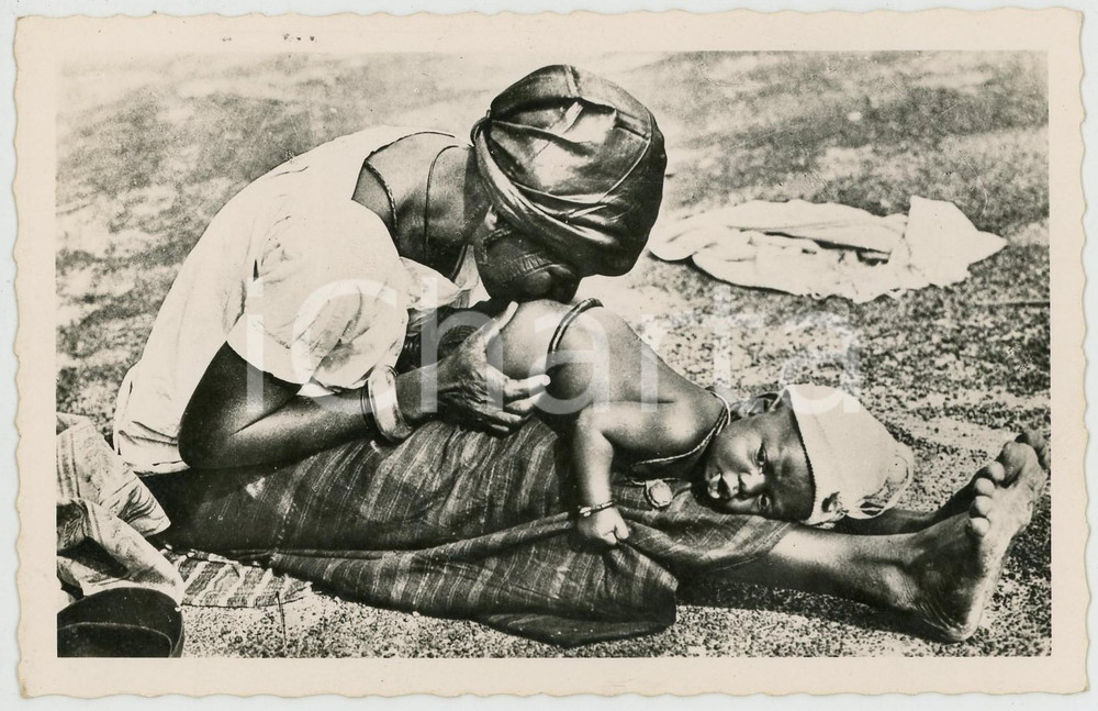 1960 ca NIGER (AFRICA) BÃ©bÃ© recevant un lavement - Carte postale FP NV  Cartolina postale d'epoca, non viaggiata.Al verso timbro "Ex Libris Paul Dessart"EDIZIONE: Collection G. Labitte, DakarCONDIZIONI: FAIR FORMATO: FP    originale e autentica 1