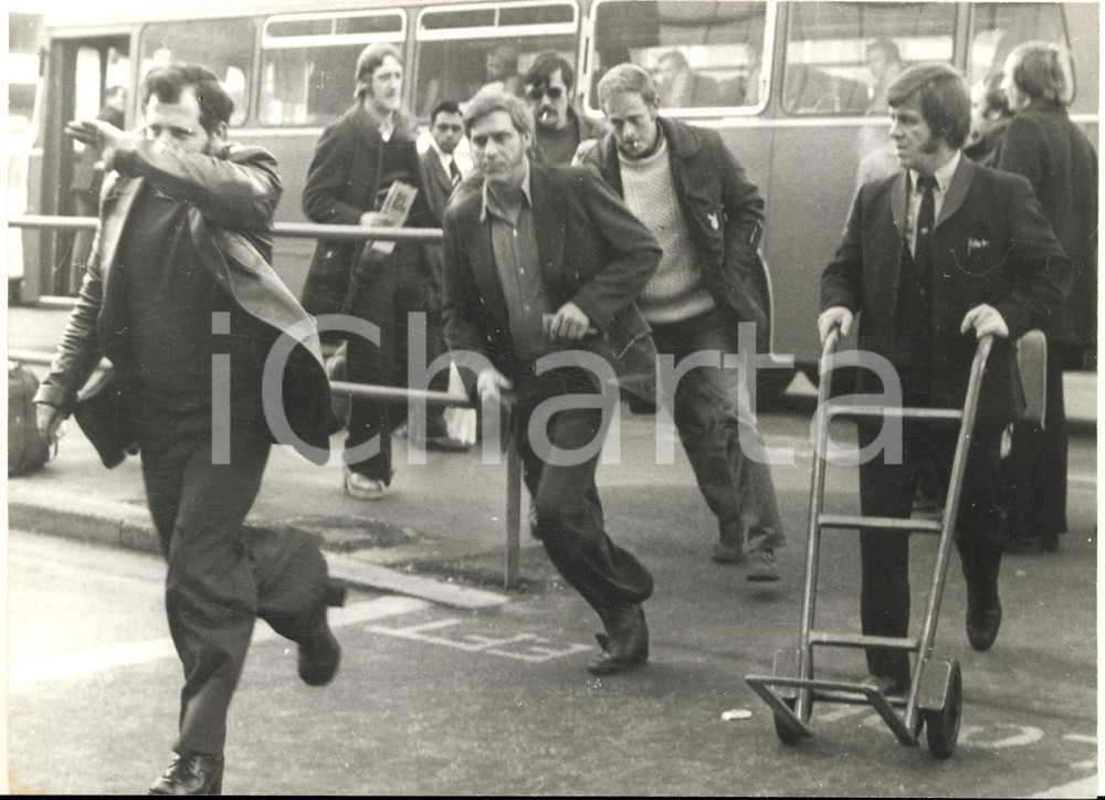 1970 ca LONDON HEATHROW Mercenari britannici all'imbarco per l'Angola *Foto
