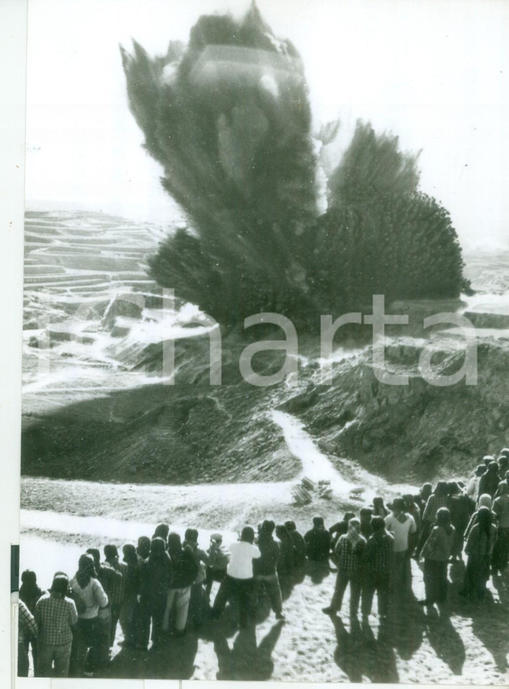 Fotografia d epoca originale 1975 HSIYANG CHINA Brigata di produzione LIFUYU fa esplodere carica dinamite 1