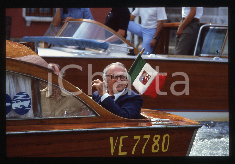 35mm vintage slide* 1983 VENEZIA Federico FELLINI in motoscafo - Ritratto (10)