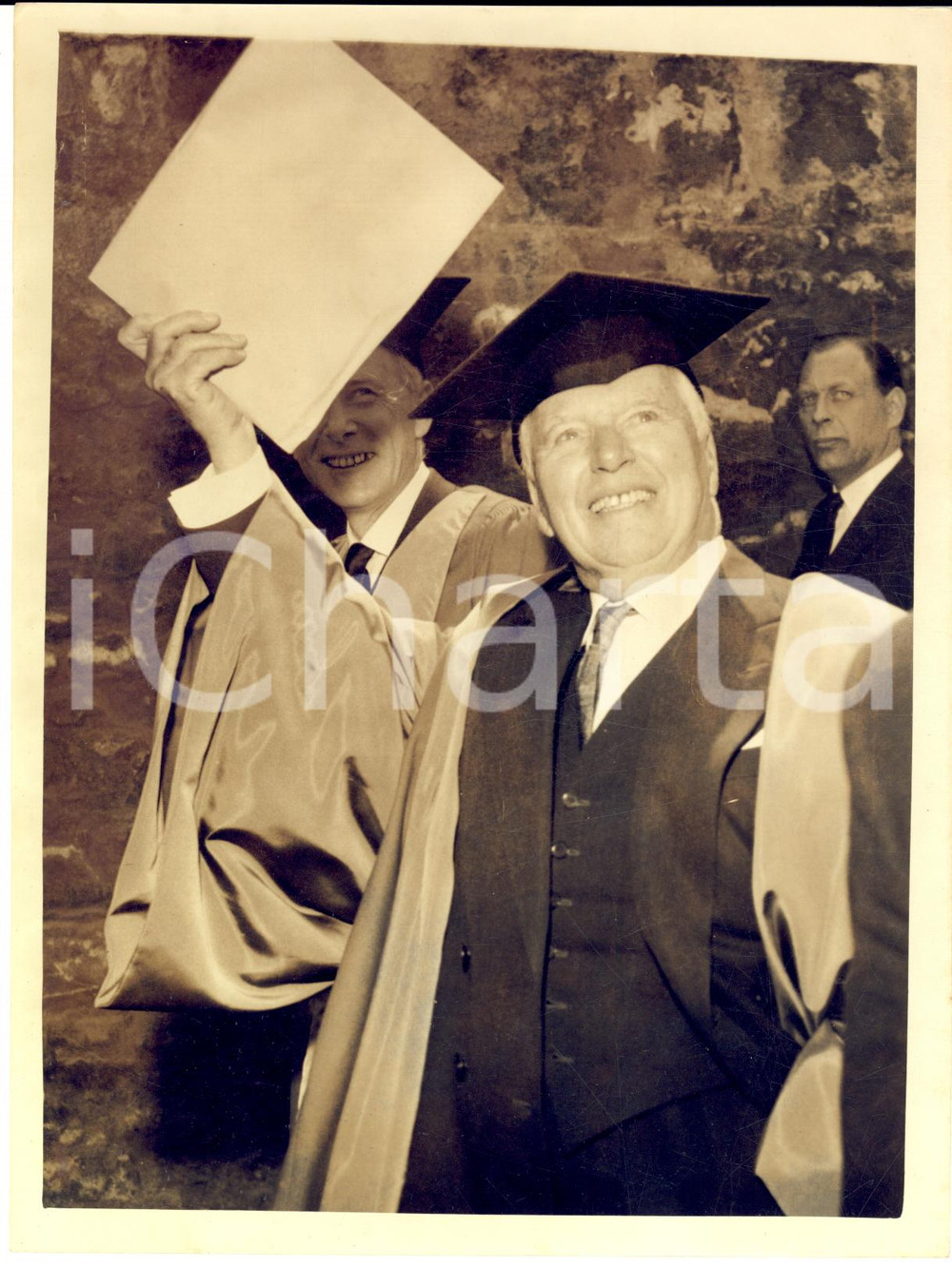 1962 OXFORD Charlie CHAPLIN waves his honorary degree after the ceremony *Photo