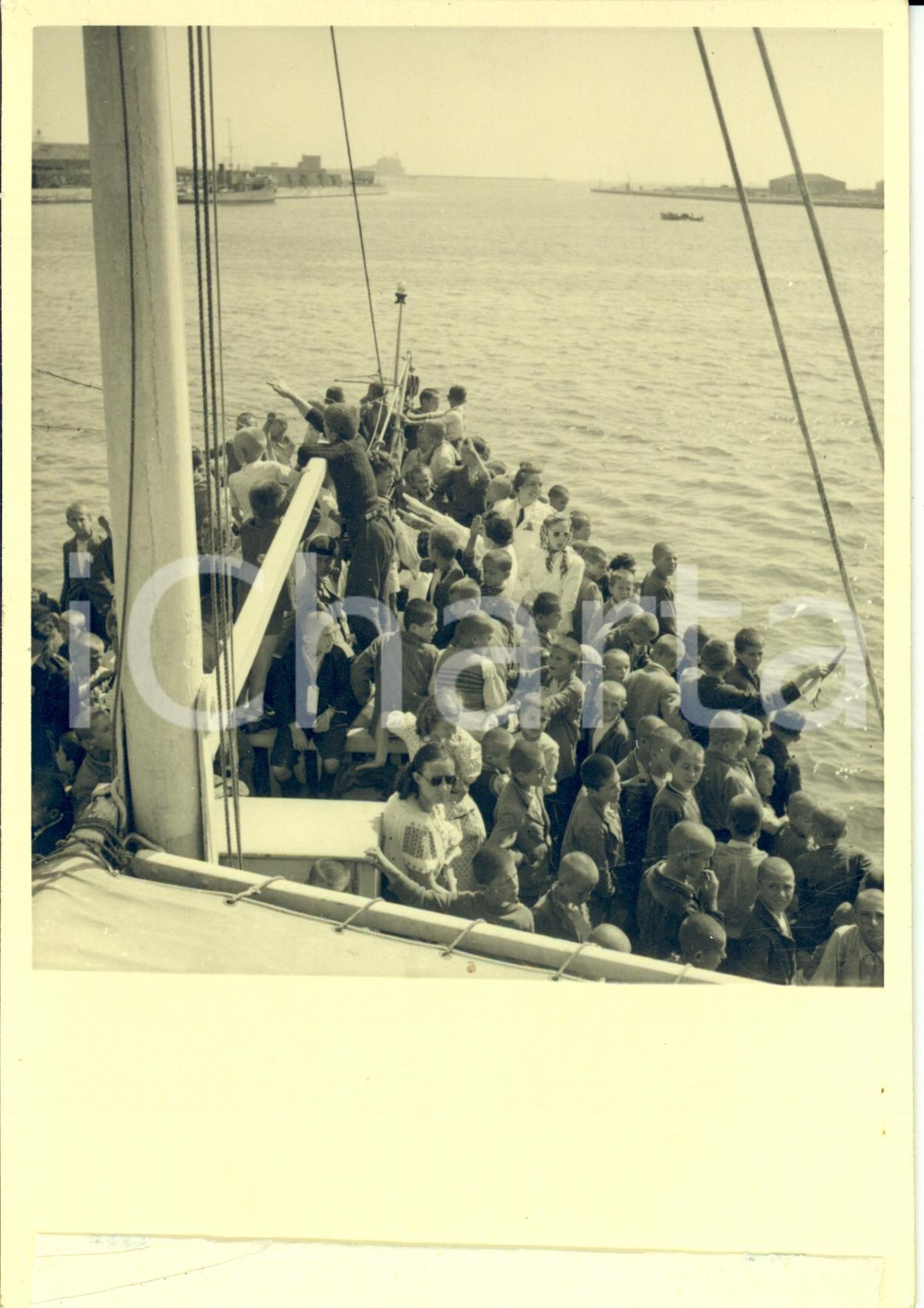 Fotografia d epoca originale 1939 BRINDISI Sbarco 5000 bimbi albanesi da piroscafo LIGURIA Fotografia 1