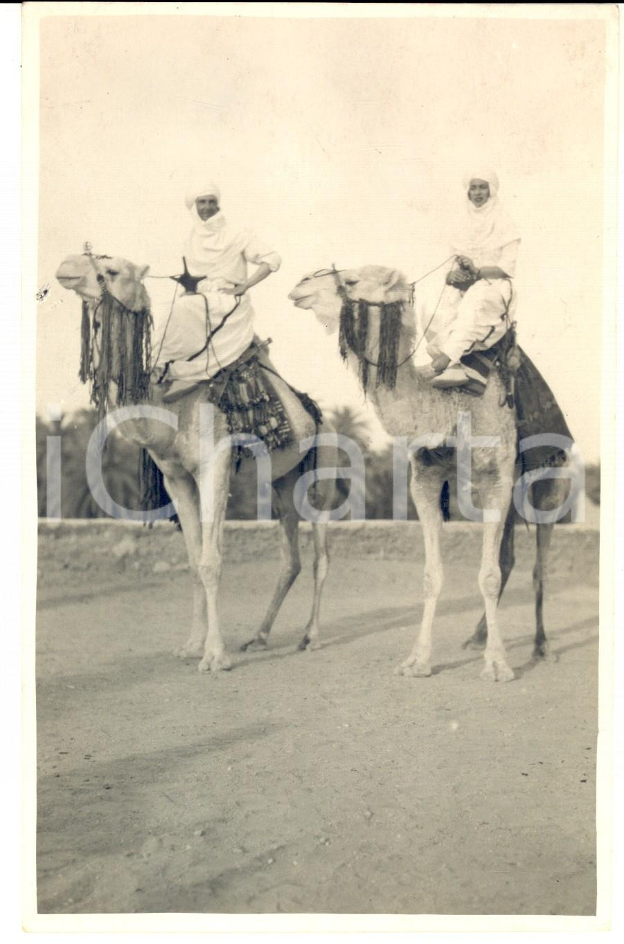 Fotografia d epoca originale 1931 GADAMES LIBIA Principe UMBERTO di SAVOIA e Maria José vestiti da Tuareg 1