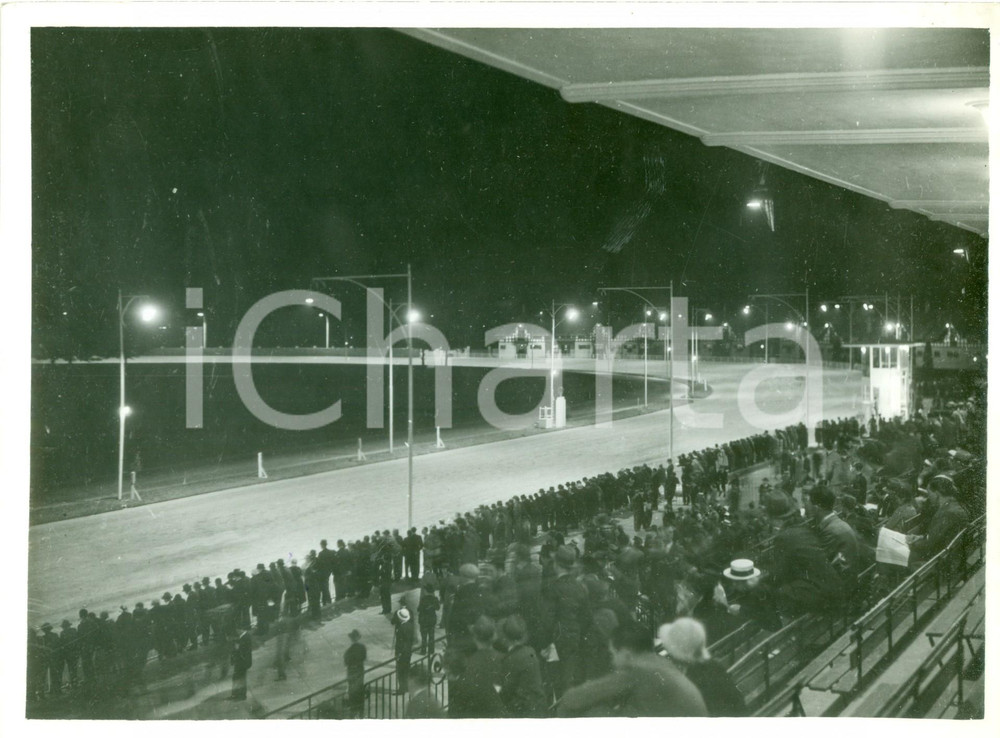 Fotografia d epoca originale 1933 MILANO IPPODROMO SAN SIRO Gara di trotto in notturna Fotografia 24x18 1