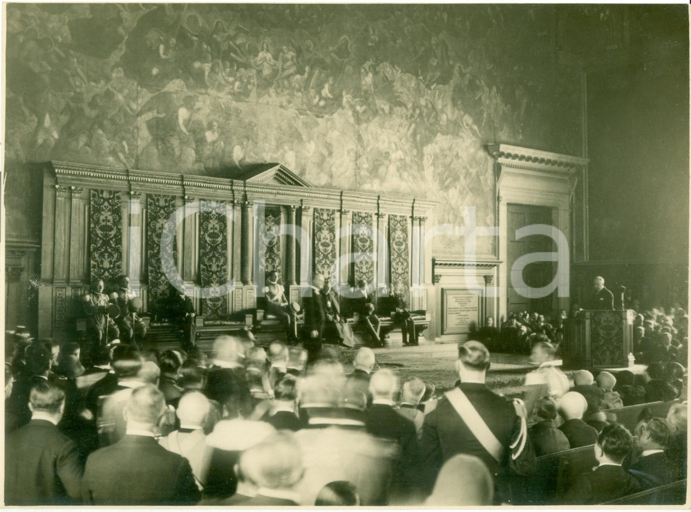 Fotografia d epoca originale 1930 ca VENEZIA Principe UMBERTO II sul trono dogale con le autorità  Foto 1
