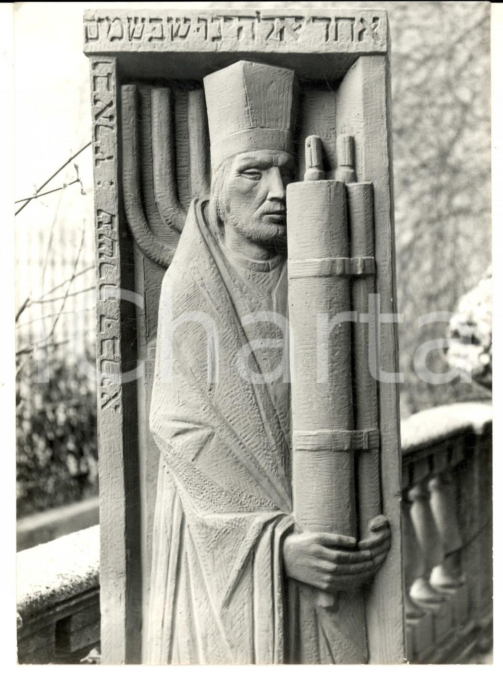Fotografia d epoca originale 1970 ca TORINO ? Scultura EBRAISMO con i rotoli della Legge Foto HAUS 1