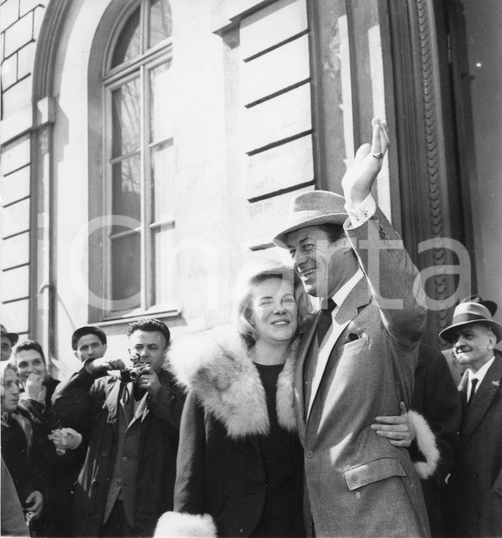 1962 GENOVA Comune - Nozze Rex HARRISON - Rachel ROBERTS (5) Foto vintage 1962Fotografia vintage rara d'epoca.Timbro archivio Publifoto Genova al verso.FORMATO: 18x19 cm CONDIZIONI: G (lievi increspature)ICHARTA mette in vendita le stampe vintage della collezione Publifoto Genova, per la maggior parte inedita o in tiratura di pochi esemplari. Si tratta di un'ottima opportunit&agrave; di investimento per i collezionisti di fotografie d'epoca.    originale e autentica 1
