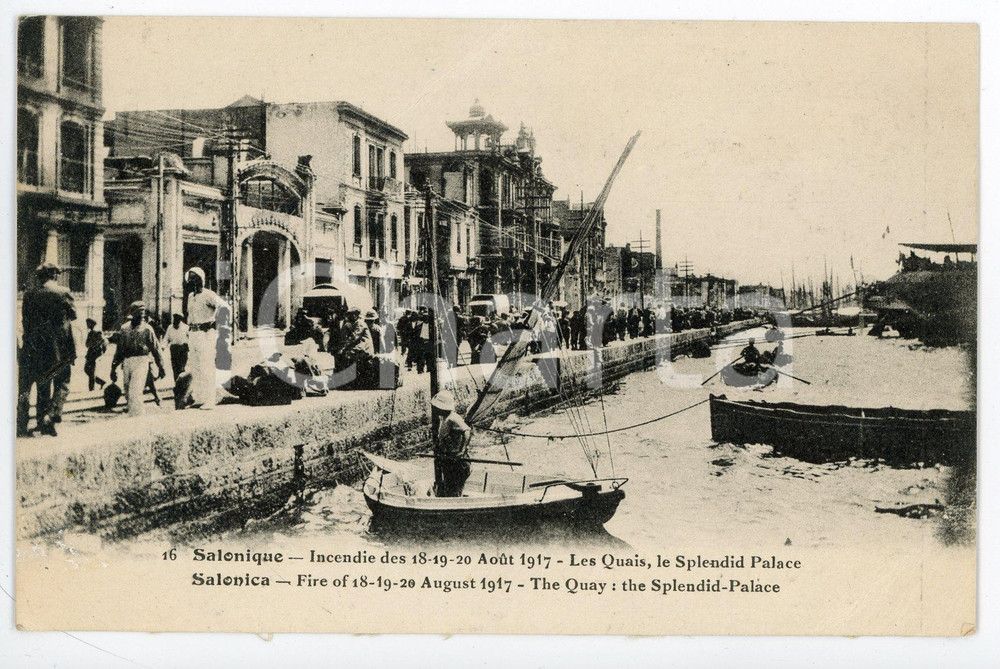 1917 SALONIQUE Incendie de Août - Les quais et Splendid Palace - Postcard  Cartolina d'epoca, non viaggiata ma con nota manoscritta al verso.   VERY POOR/gravemente danneggiato Profonde piegature all'angolo superiore sinistro e all'angolo inferiore destro Formato: FP originale e autentica 1