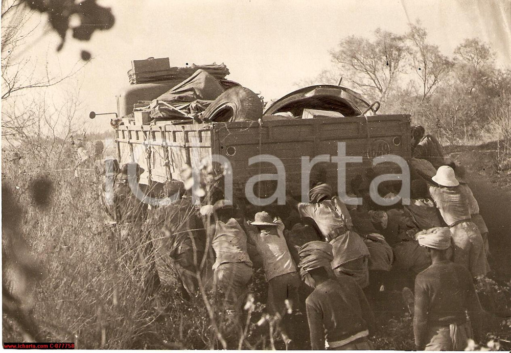 Fotografia d epoca originale 1938 ETIOPIA AOI Indigeni spingono autocarro carico di rottami Fotografia 1